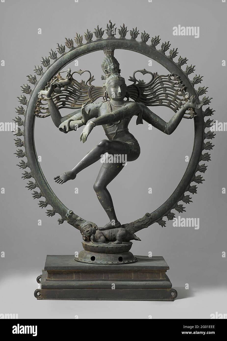 Shiva Nataraja. Shiva, nella sua manifestazione come Nataraja (Re dei ballerini), rappresentato nella posa dell'anandatandava e circondato da un alone di fuoco, è sia il creatore che il distruttore del mondo. Sotto il suo piede c'è un nano, che simboleggia l'ignoranza. I bronzei riccamente decorati degli dei indù furono portati in processione nei giorni di festa. I pali di trasporto sono stati inseriti attraverso gli anelli sulla base. Foto Stock