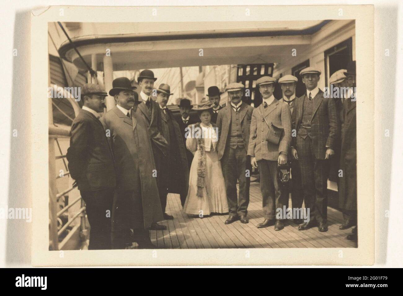 Quelli che ci hanno visti fuori. Ritratto di gruppo del gruppo di viaggio, con Henri Deterding e sua moglie al centro, sul ponte superiore dell'imperatrice o l'India prima dell'arrivo a Vancouver. Parte dell'album foto di Dolph Kessler con le registrazioni che ha fatto durante il suo soggiorno in Inghilterra e in un viaggio mondiale che ha intrapreso in olandese-India, Giappone, Cina e Stati Uniti come segretario di Henri Deterding (direttore di Royal Oil), tra il 1906 e il 1908. Foto Stock