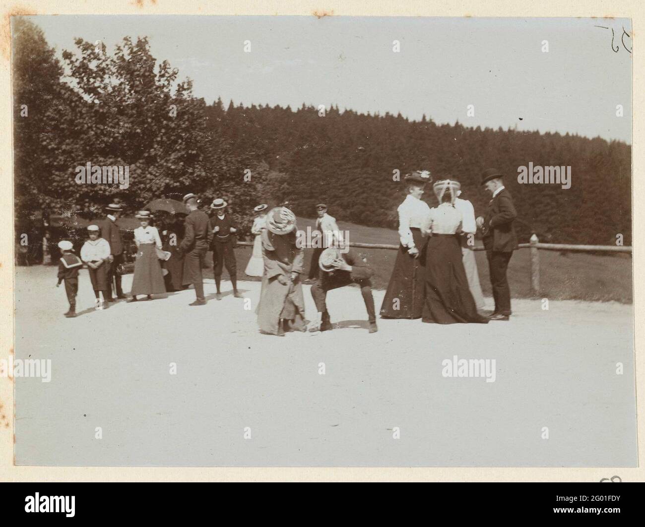 Le famiglie Kessler e Heyning in una passeggiata attraverso le montagne, presumibilmente nel Harz. Le famiglie Kessler e Heyning a una passeggiata attraverso le montagne, presumibilmente nella parte di rating dell'album fotografico di Dolph Kessler con le registrazioni che ha fatto durante il suo soggiorno in Inghilterra e in un viaggio mondiale che ha intrapreso come segretario di Henri Deterding (direttore del petrolio reale) Alle Indie Orientali olandesi, Giappone, Cina e Stati Uniti, tra il 1906 e il 1908. Foto Stock