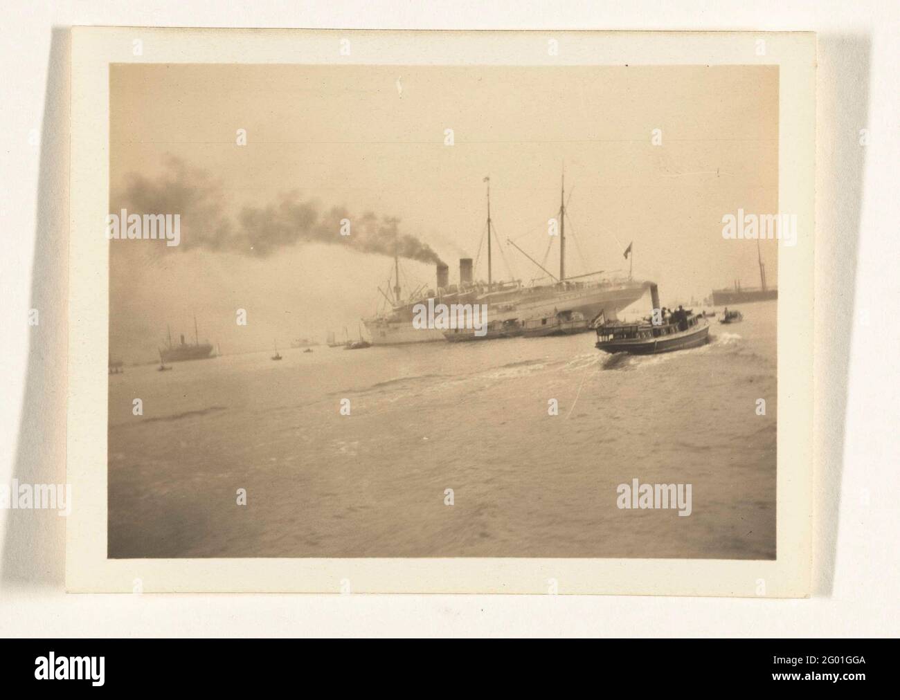 L'imperatrice o l'India. La nave l'imperatrice o l'India (Canadian Pacific Steamer Empress o India) nel porto di Yokohama per la partenza a Vancouver. Collassare dall'album fotografico di Dolph Kessler con le registrazioni che ha fatto durante il suo soggiorno in Inghilterra e in un viaggio mondiale che come segretario di Henri Deterding (direttore del petrolio reale) si è impegnato nelle Indie orientali olandesi, in Giappone, in Cina e negli Stati Uniti, tra il 1906 e il 1908. Foto Stock