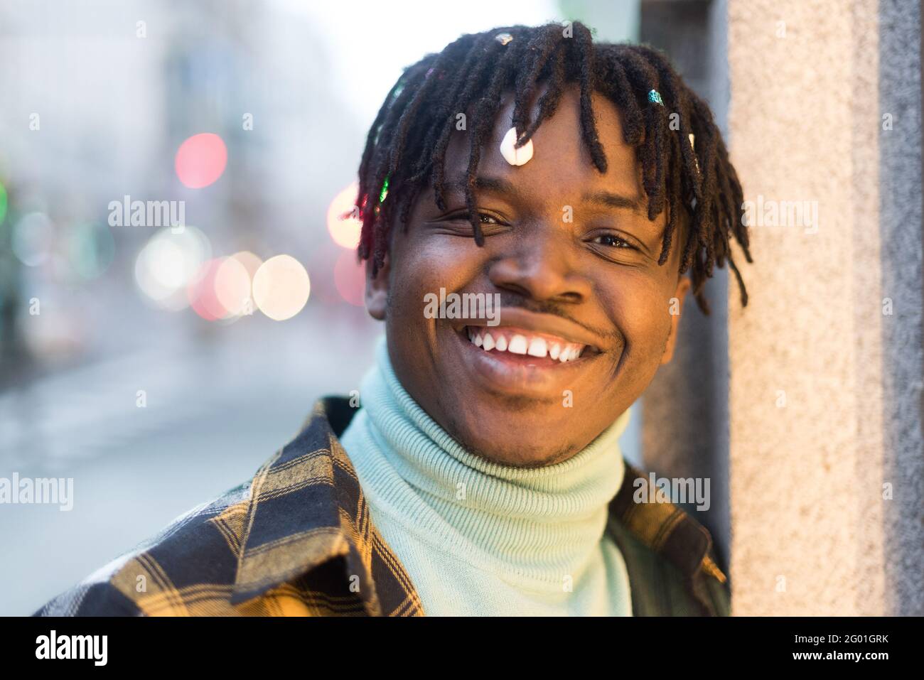 Uomo nero sorridente alla macchina fotografica. Primo piano. Foto Stock