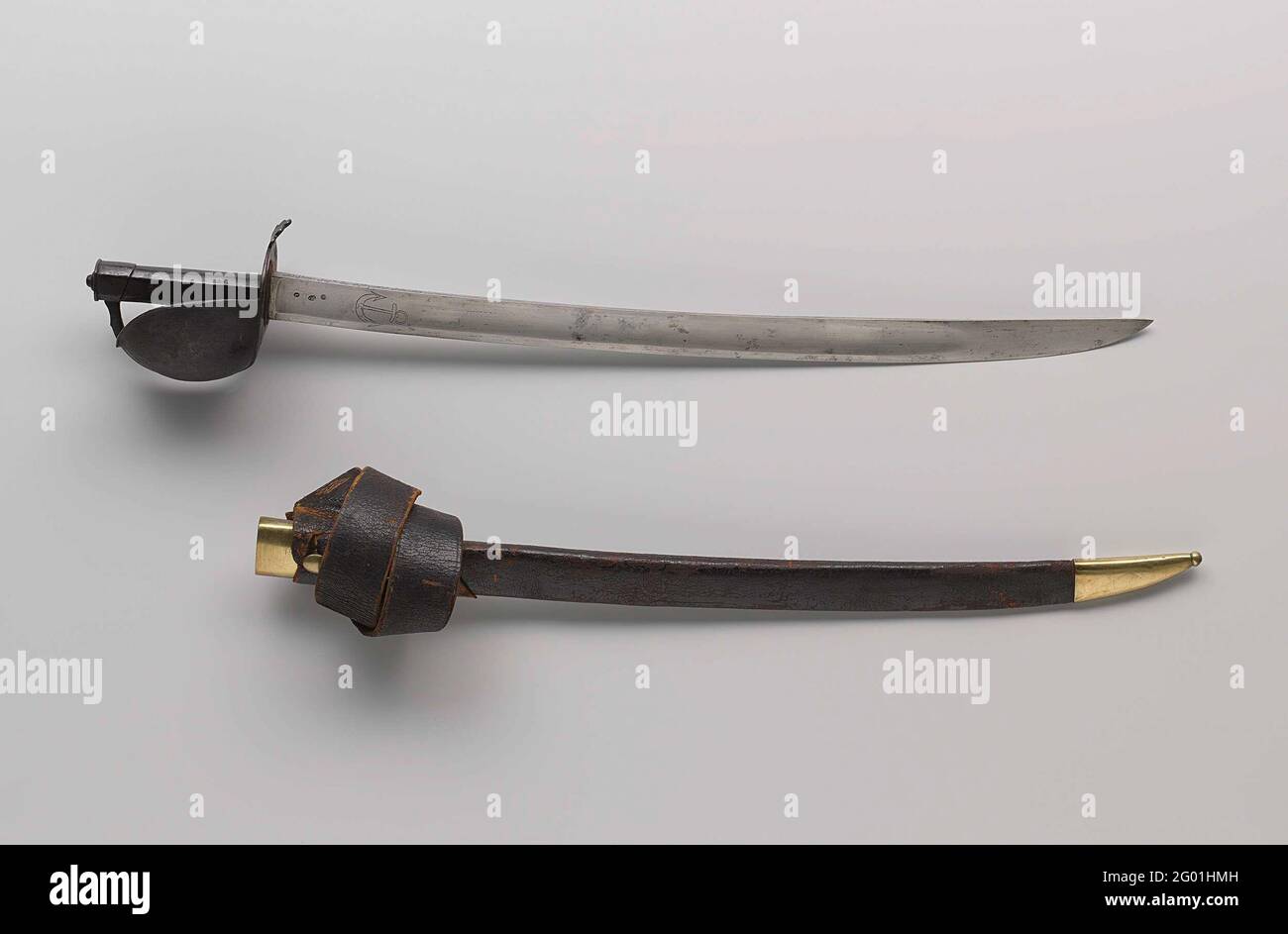 Pendente a bordo in scabbard. Marinesabel n. 1 in guaina con cinghia di trasporto. Lama ricurva con sangue largo, ferro con un recipiente. L'ilt e la staffa sono nere. Su entrambi i lati, un ancoraggio ruvido è inciso sulla lama. La guaina è dotata di una fascia inferiore in ottone e di un pneumatico superiore con manopola di trasporto per la cinghia di trasporto, che è rotta. Foto Stock