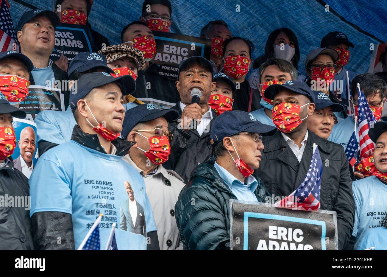 New York, NY - 30 maggio 2021: Eric Adams parla al rally di campagna a sostegno della sua offerta per il sindaco di New York organizzato dalla comunità asiatica americana di fronte alla biblioteca pubblica di Queens Foto Stock