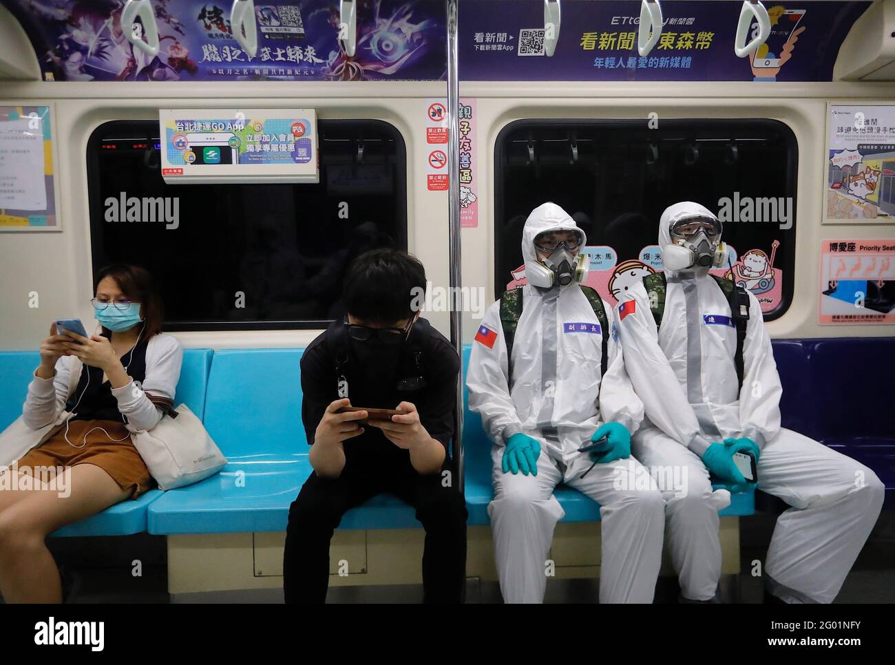 Taipei, Taipei, Taiwan. 31 maggio 2021. Ufficiali militari che disinfettano le aree pubbliche e i trasporti visti su un treno sotterraneo a Taipei, a seguito di una drammatica ondata di casi domestici che mettono a repentaglio i sistemi medici a Taiwan. Con un numero maggiore di casi e decessi correlati a Covid-19, si è discusso sulla possibilità di blocco affrontando al contempo vaccini inadeguati e impatti sull'economia. Credit: Daniel Ceng Shou-Yi/ZUMA Wire/Alamy Live News Foto Stock