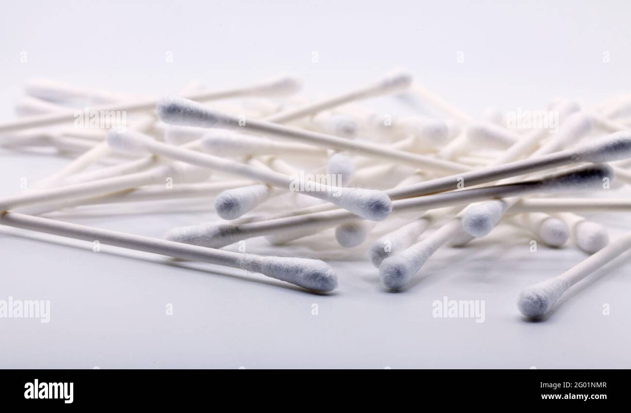 un sacco di bastoncini di cotone su sfondo bianco Foto Stock