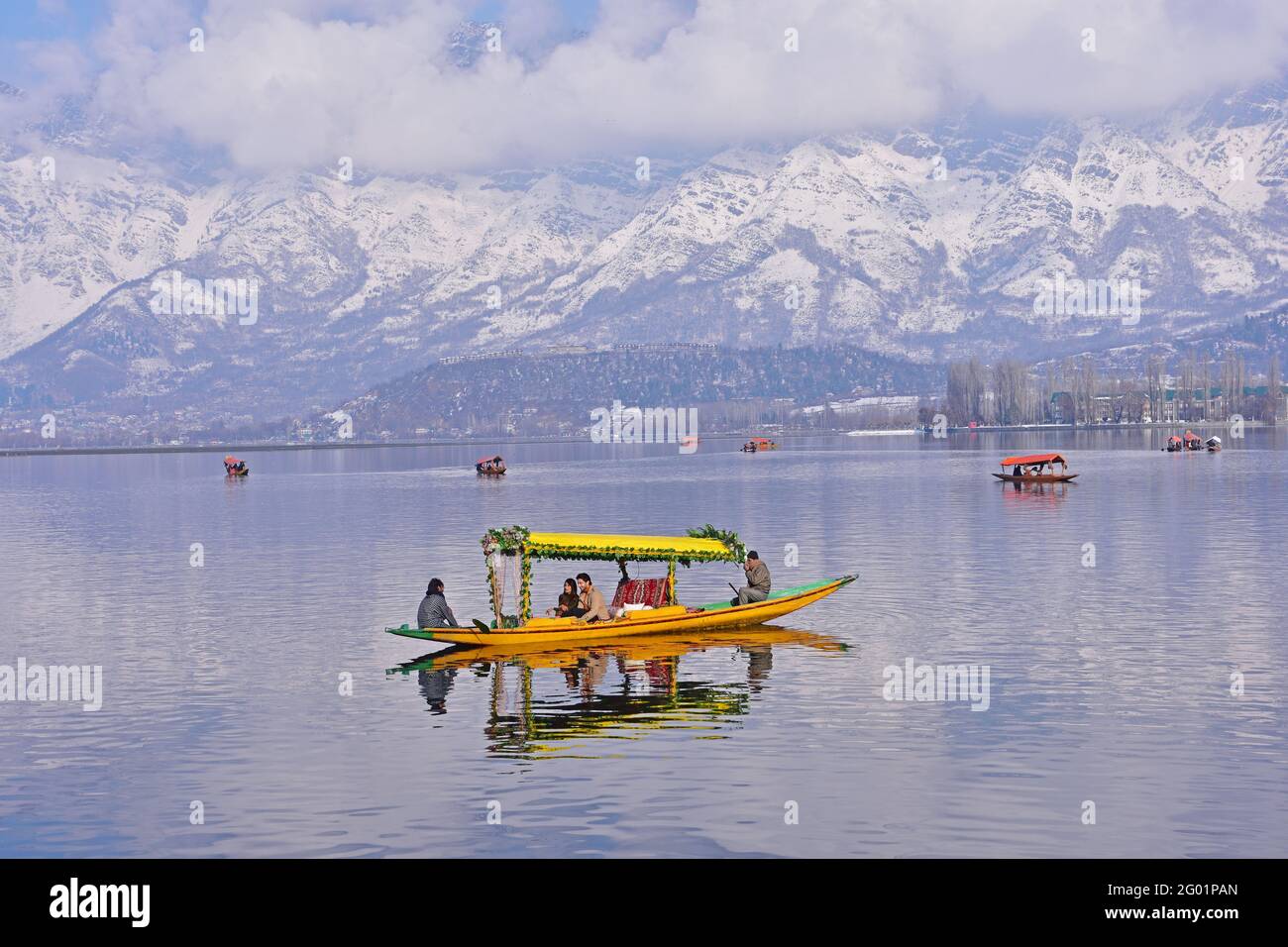 Coppia in luna di miele che si gode Shikara giro al lago dal, Srinagar, Kashmir. Immagine scattata durante il periodo invernale conosciuto come chilla Kalan in Kashmir, in J. Foto Stock