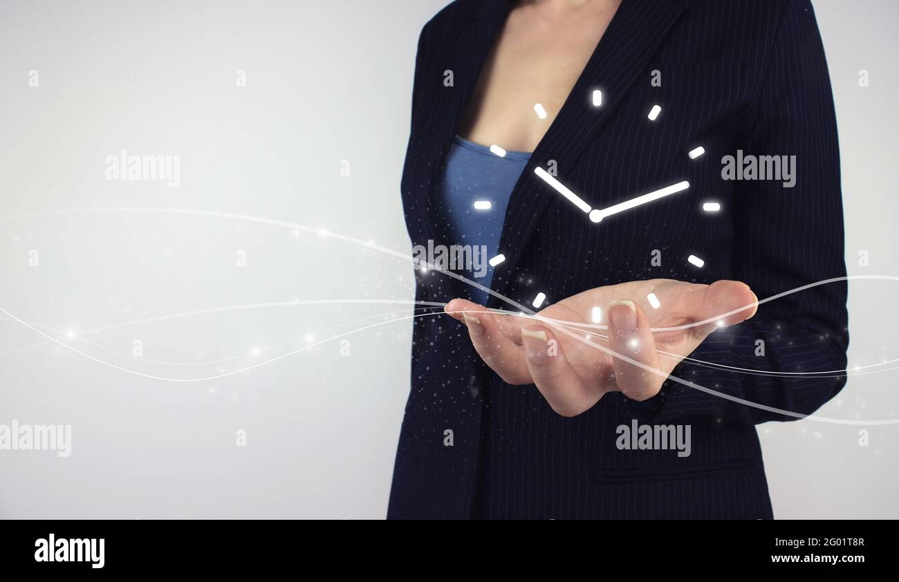 Concetto di gestione del tempo. Simbolo dell'orologio dell'ologramma digitale su sfondo grigio. Obiettivi della strategia di efficienza, pianificazione puntuale dei tempi. Foto Stock