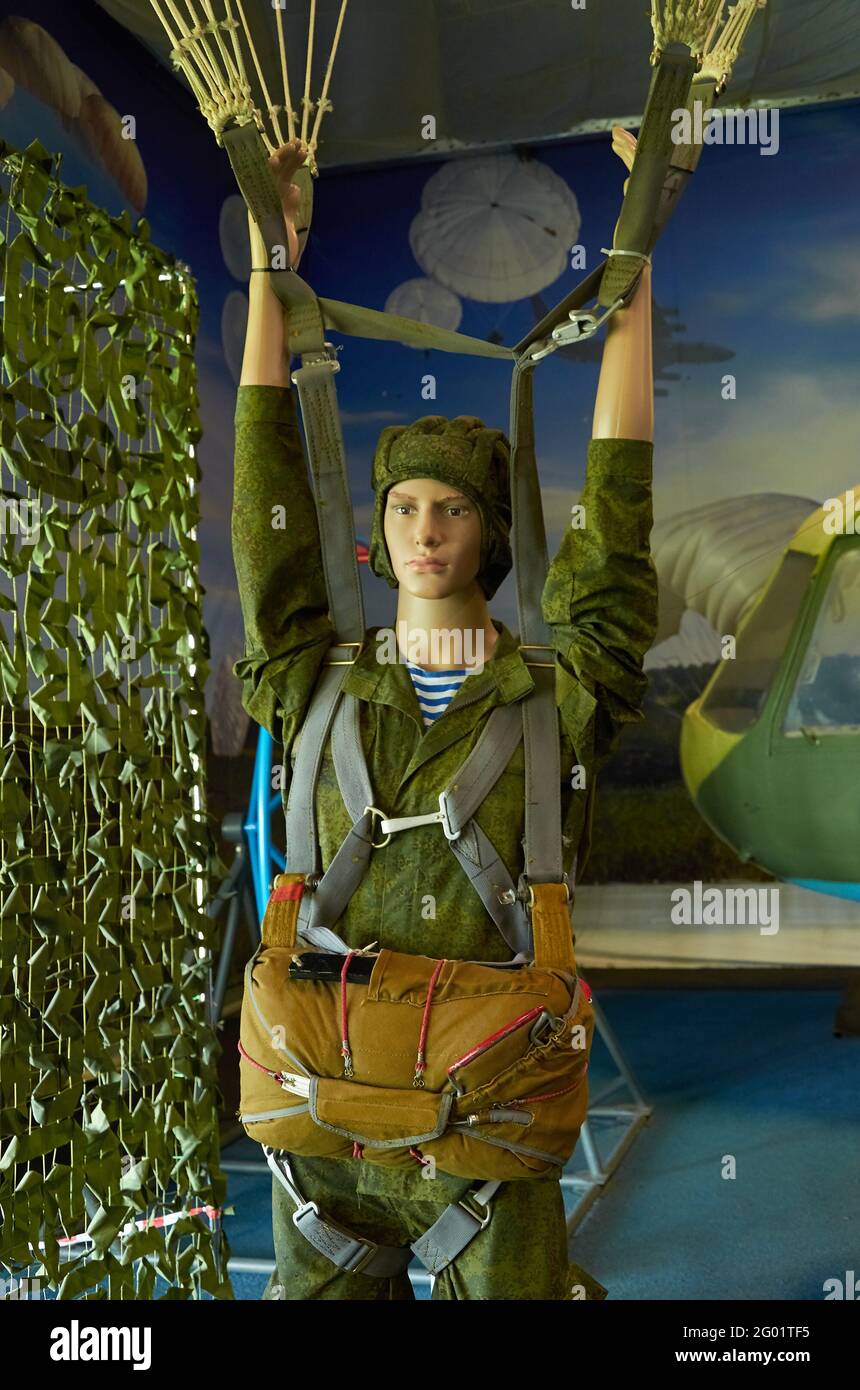 Un manichino sotto forma di un soldato paracadutista russo. Formato verticale Foto Stock