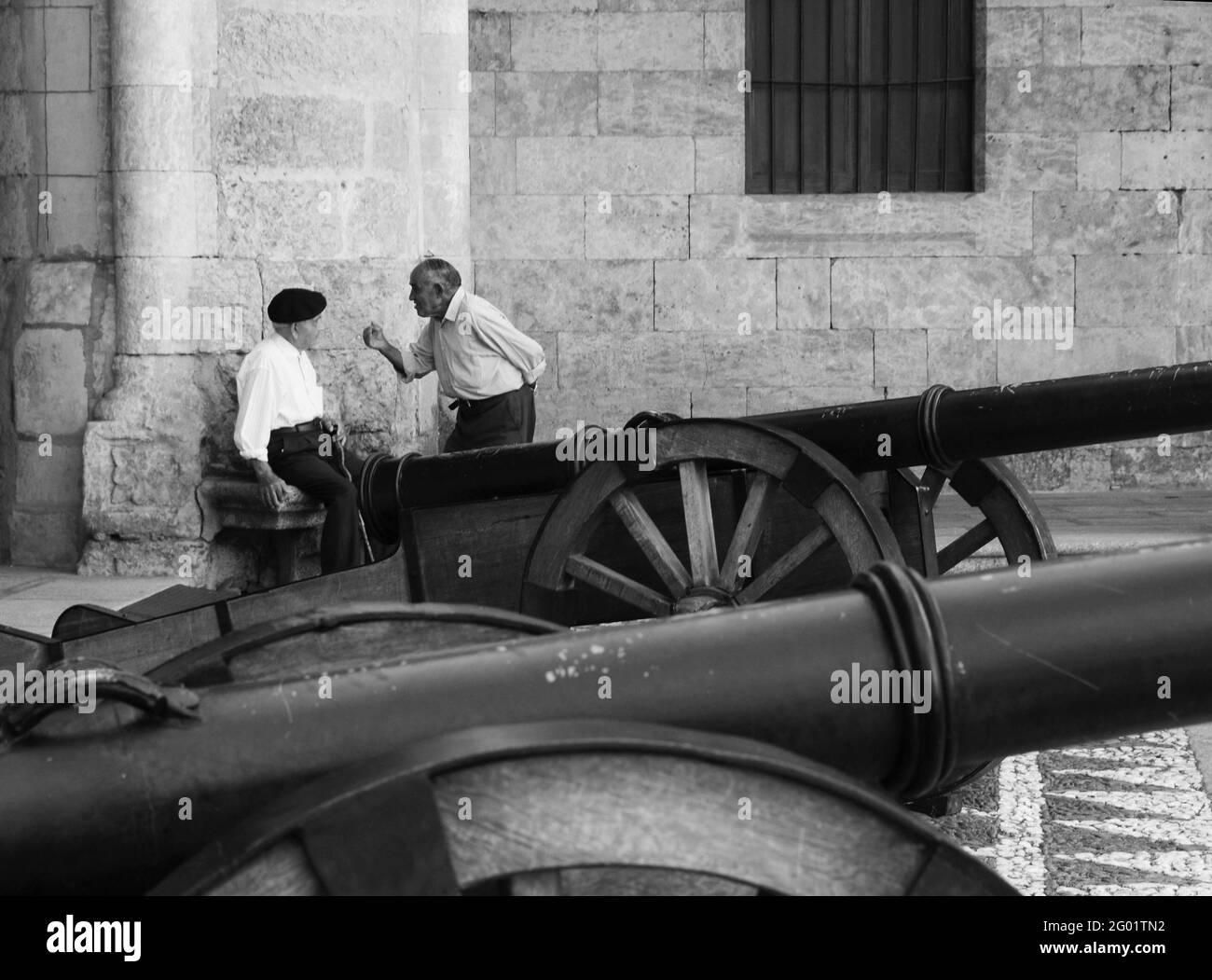 Vecchi amici che chiacchierano fuori della chiesa, Shot a Ciudad Rodrigo, Spagna, nel 2013. Foto Stock