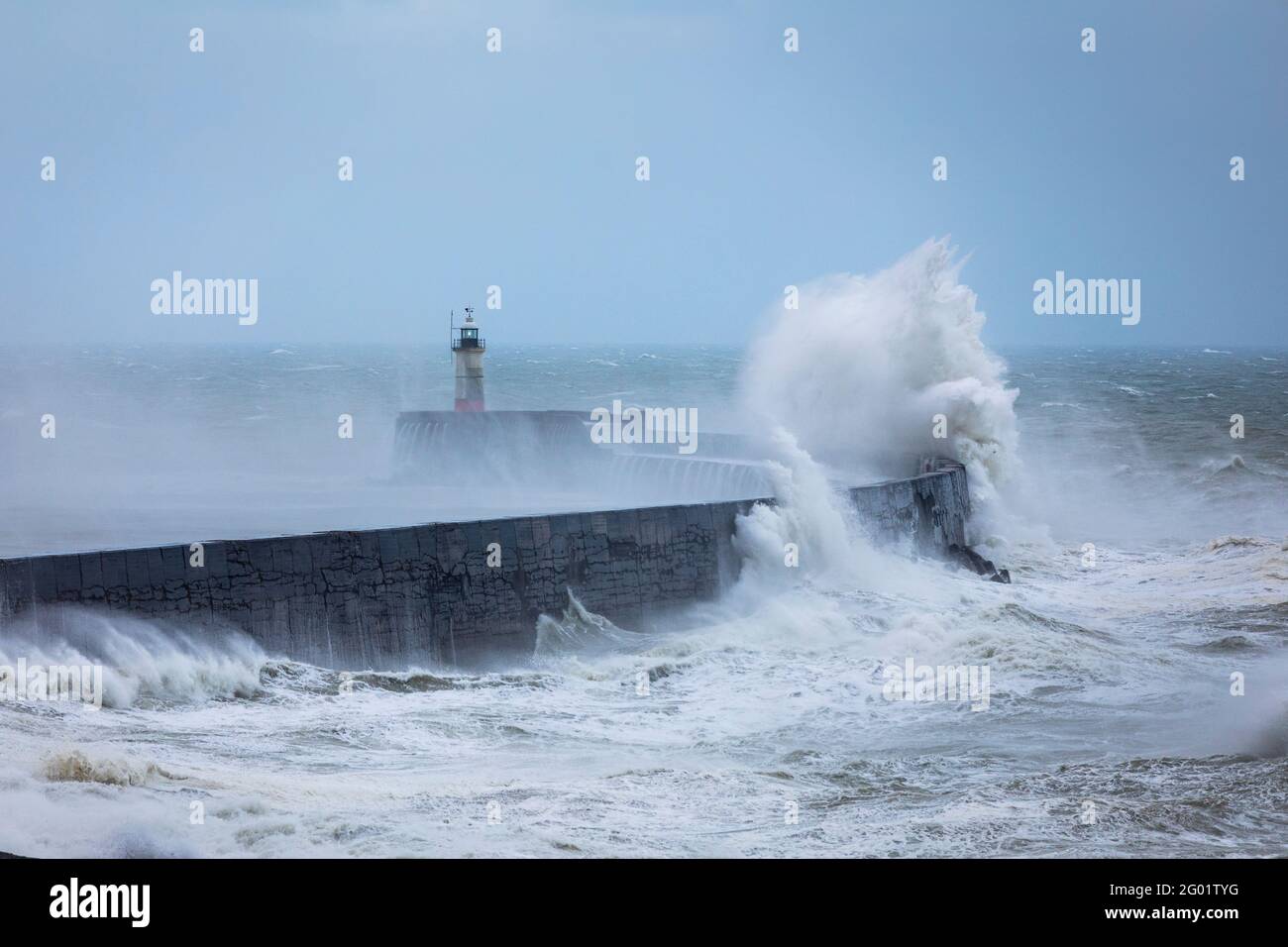 Onde in crash e acque tempestose al faro di Newhaven East Sussex, nel sud-est dell'Inghilterra Foto Stock