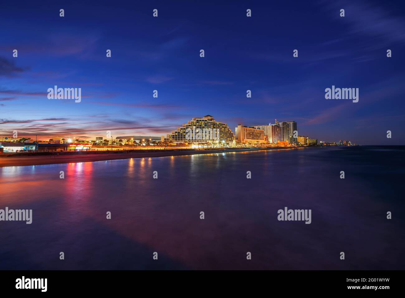 Skyline notturno di Daytona Beach in Florida, Stati Uniti Foto Stock