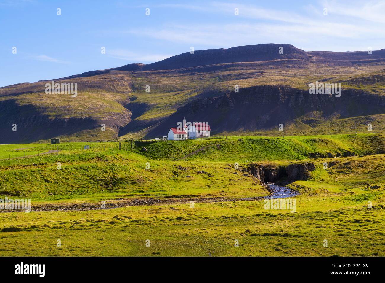 Chiesa solitaria nella regione di Westfjords in Islanda Foto Stock