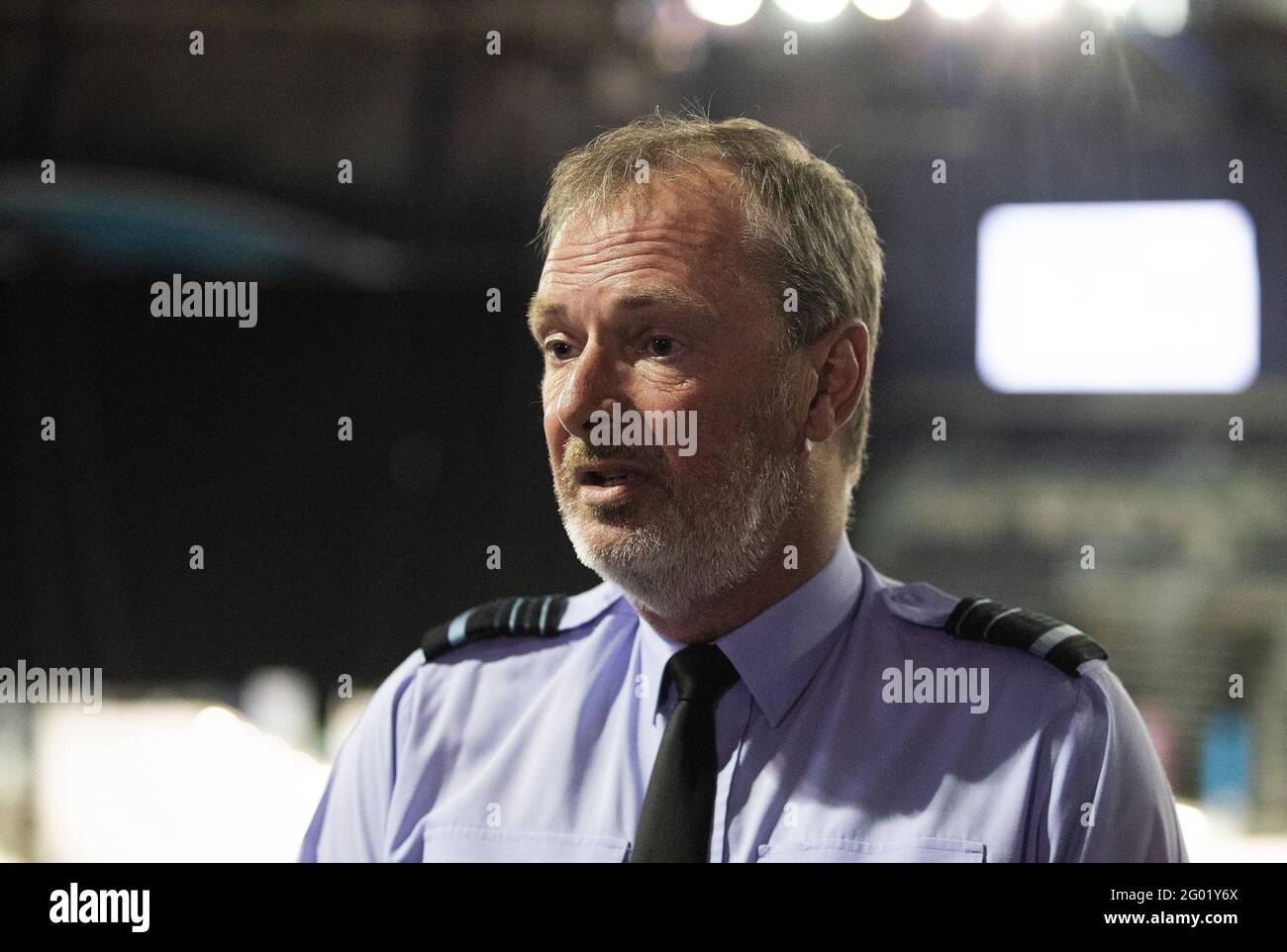 Air Marshal Sean Reynolds durante una visita alla SSE Arena di Belfast, dove ha illustrato la portata del sostegno che le forze armate hanno dato in Irlanda del Nord durante la pandemia del coronavirus alla SSE Arena di Belfast, dove sono stati amministrati più di 100 Combat Medical Technicians (CMT) vaccinazioni. Data immagine: Giovedì 27 maggio 2021. Foto Stock