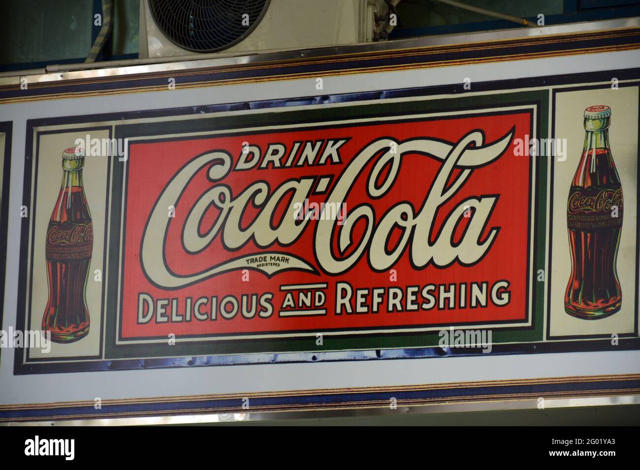 Cartello retro Coca Cola sopra un negozio di fronte in una città cinese. Foto Stock