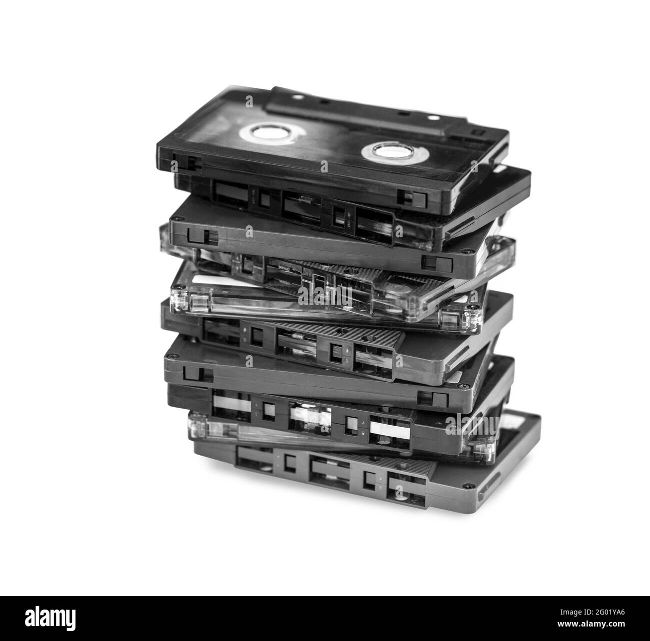 una pila di audiocassette vintage isolate su bianco con tracciato di ritaglio Foto Stock