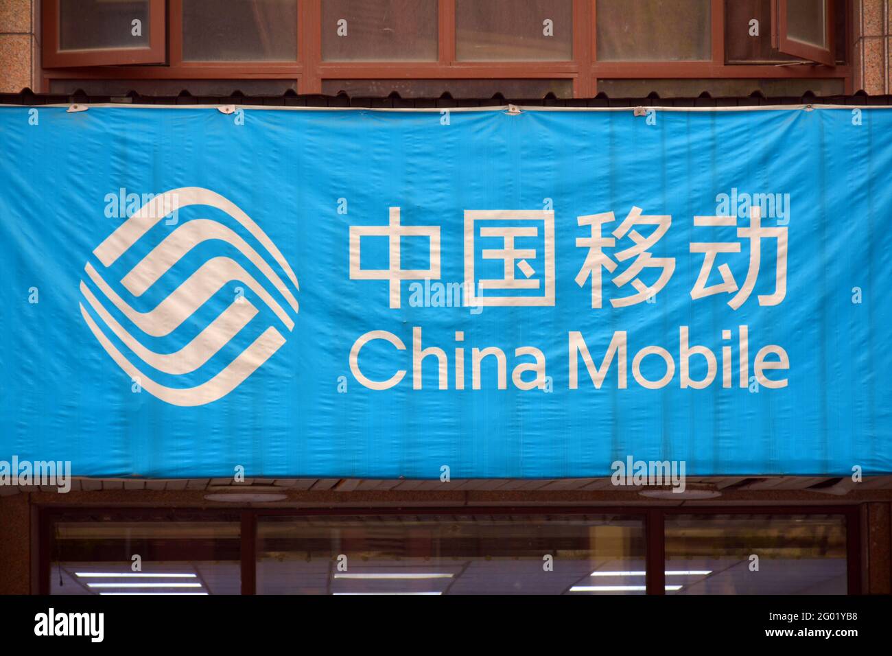 Logo mobile Cina sopra un negozio di telefoni cellulari in Cina. Scrittura sia in cinese che in inglese. Foto Stock