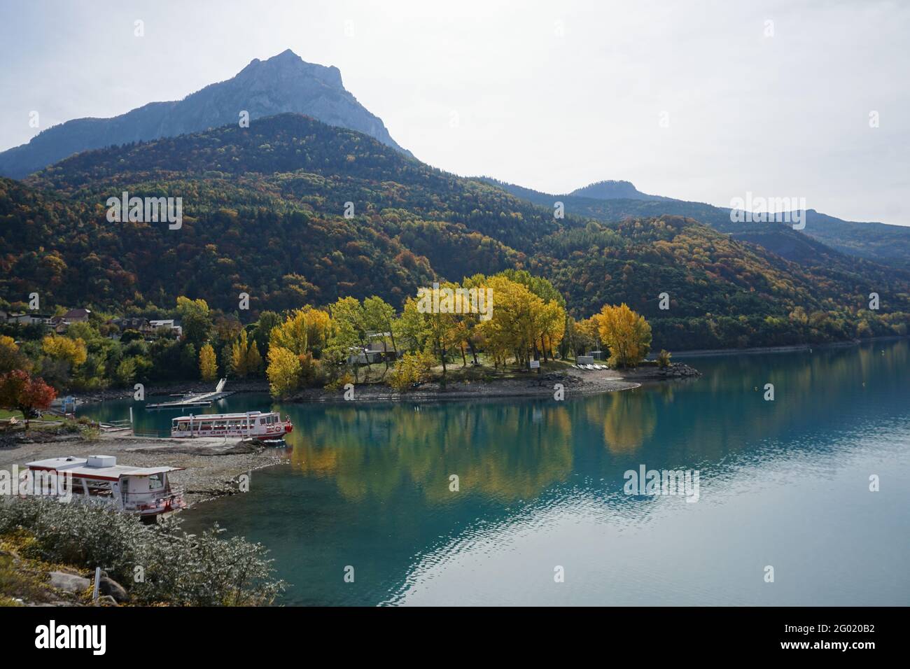 Vista panoramica del lago Serre Ponçon, Francia in un giorno d'autunno con specchio in acqua Foto Stock