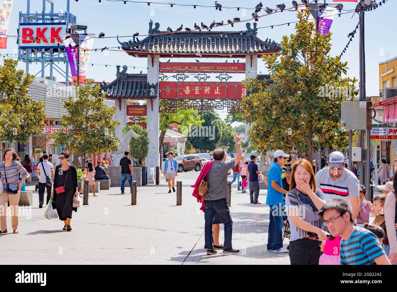 Amicizia Arch alla testa della libertà Plaza, Cabramatta a Sydney Australia del Sud sobborghi occidentali, inaugurato nel 1991 dal Premier Nick Greiner Foto Stock