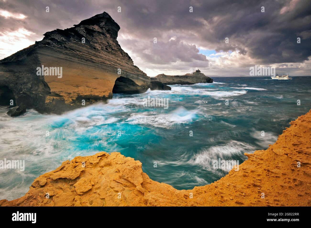 FRANCIA. CORSE DU SUD (2A) RISERVA NATURALE BOCCHE DI BONIFACIO. TRAGHETTO CHE ATTRAVERSA CAPO PERTUSATO NELLA TEMPESTA, DALLA SARDEGNA Foto Stock