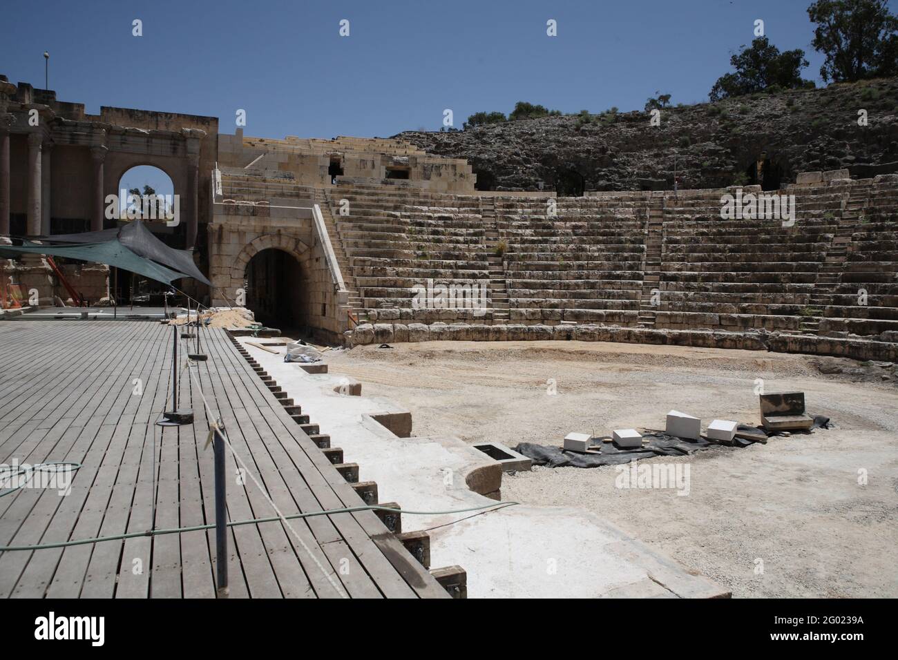 Il palcoscenico e parte del 7000 - sede ben conservato teatro romano, è stato costruito nel 2 ° secolo sui resti del 1 ° secolo CE teatro in BE Foto Stock