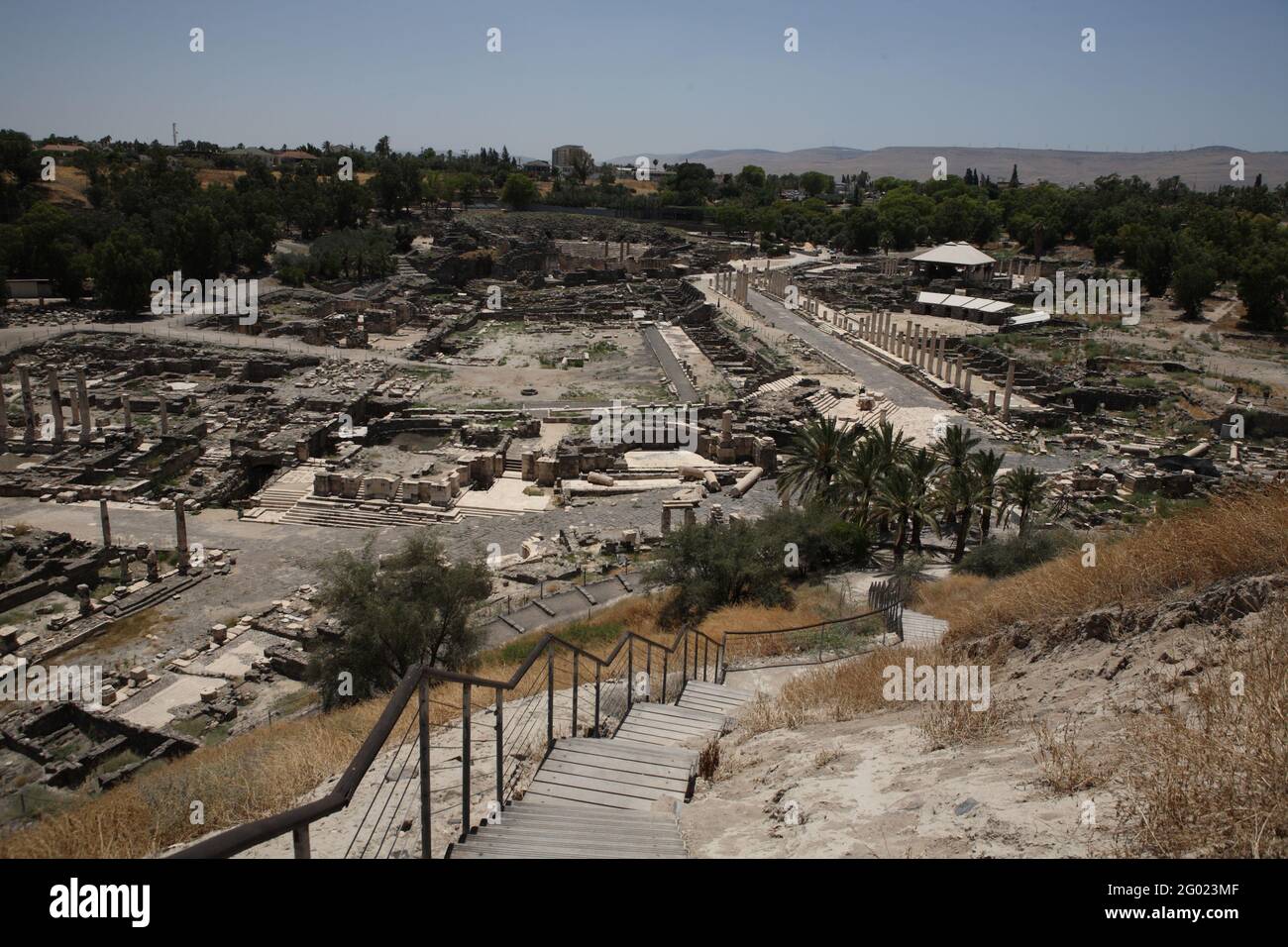 Rovine romane e bizantine di Bet o Beit She'an o Scytopolis nella valle del Giordano come visto dal Tel dell'antica città rovinata in un terremoto del 749 d.C. Foto Stock