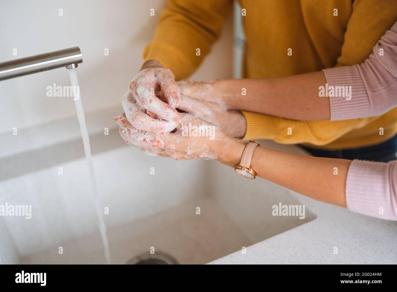 Lavare le mani con gel di alcol o detergente antibatterico. Concetto di igiene Foto Stock