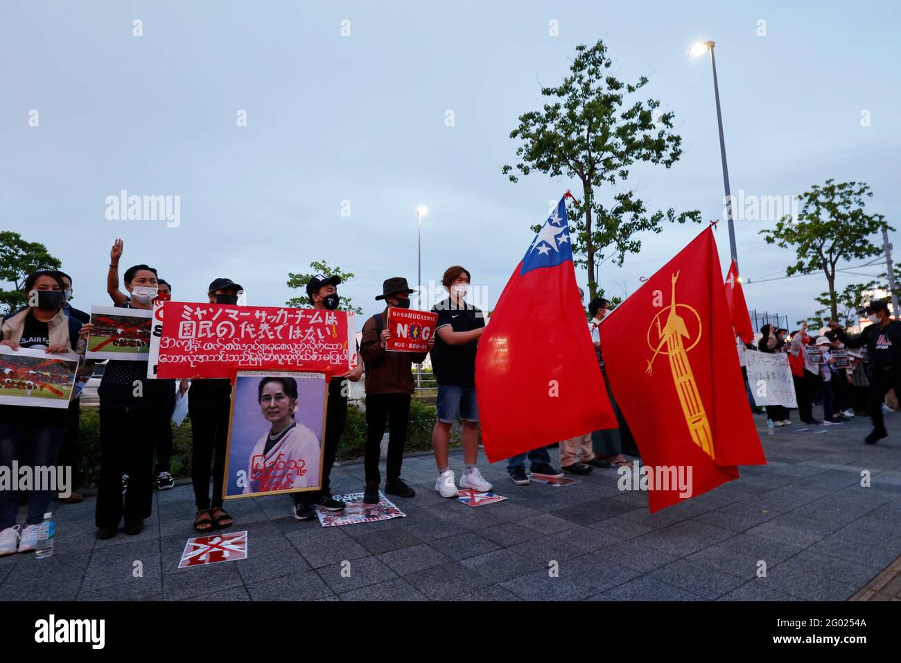 Fukuda Denshi Arena, Chiba, Giappone. 28 maggio 2021. Manifestanti protesta contro il colpo di stato militare in Myanmar, 28 maggio 2021 - Calcio : Coppa del mondo FIFA Qatar 2022 Qualifier Asiatico secondo turno Gruppo F partita tra Giappone 10-0 Myanmar a Fukuda Denshi Arena, Chiba, Giappone. Credit: AFLO/Alamy Live News Foto Stock