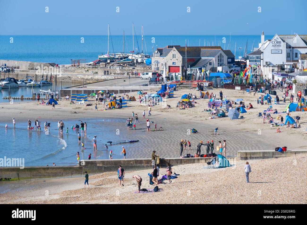 Lyme Regis, Dorset, Regno Unito. 31 maggio 2021. UK Weather: Lyme Regis si sveglia fino ad un altro giorno di glorioso sole caldo e cielo blu chiaro sulla festa della Banca Lunedi. La bella spiaggia si riempiva già alle 9:00, dato che gli amanti del sole arrivavano presto e si assicuravano un buon posto sulla famosa spiaggia. Credit: Celia McMahon/Alamy Live News Foto Stock