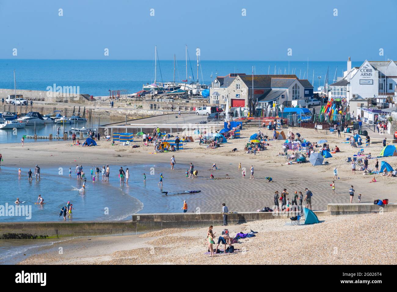 Lyme Regis, Dorset, Regno Unito. 31 maggio 2021. UK Weather: Lyme Regis si sveglia fino ad un altro giorno di glorioso sole caldo e cielo blu chiaro sulla festa della Banca Lunedi. La bella spiaggia si riempiva già alle 9:00, dato che gli amanti del sole arrivavano presto e si assicuravano un buon posto sulla famosa spiaggia. Credit: Celia McMahon/Alamy Live News Foto Stock