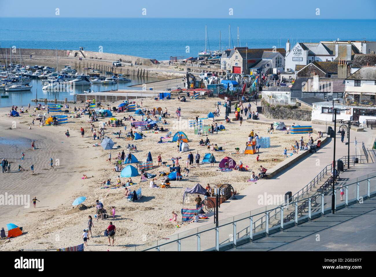 Lyme Regis, Dorset, Regno Unito. 31 maggio 2021. UK Weather: Lyme Regis si sveglia fino ad un altro giorno di glorioso sole caldo e cielo blu chiaro sulla festa della Banca Lunedi. La bella spiaggia si riempiva già alle 9:00, dato che gli amanti del sole arrivavano presto e si assicuravano un buon posto sulla famosa spiaggia. Credit: Celia McMahon/Alamy Live News Foto Stock