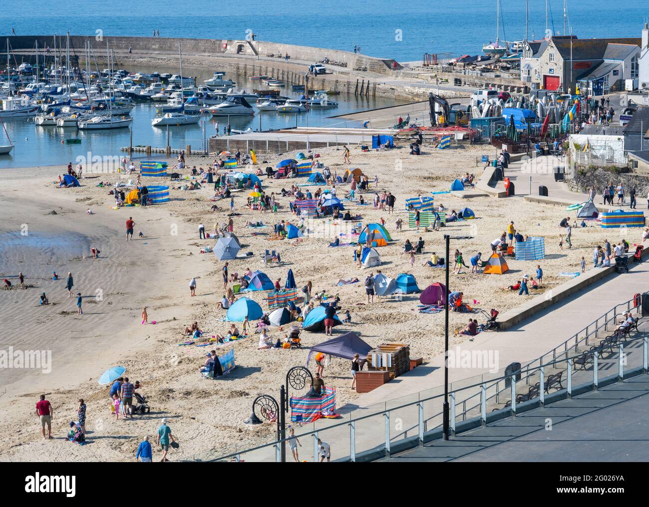 Lyme Regis, Dorset, Regno Unito. 31 maggio 2021. UK Weather: Lyme Regis si sveglia fino ad un altro giorno di glorioso sole caldo e cielo blu chiaro sulla festa della Banca Lunedi. La bella spiaggia si riempiva già alle 9:00, dato che gli amanti del sole arrivavano presto e si assicuravano un buon posto sulla famosa spiaggia. Credit: Celia McMahon/Alamy Live News Foto Stock