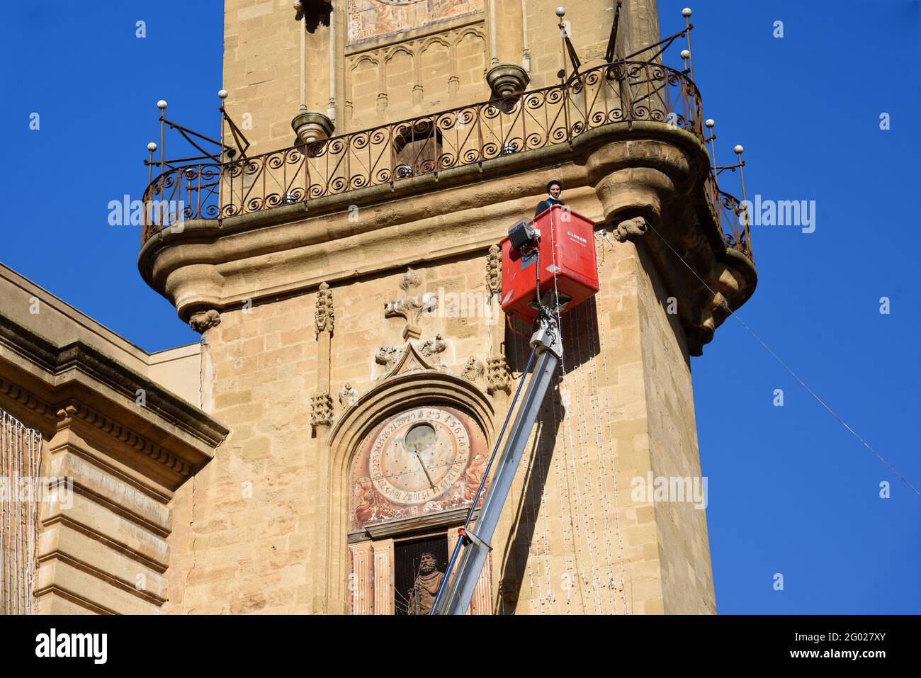 Lavoratore che utilizza la piattaforma di lavoro aerea (AWP) o la piattaforma di lavoro elevante (EWP) per lavorare sulla storica Torre dell'Orologio in Aix-en-Provence Francia Foto Stock