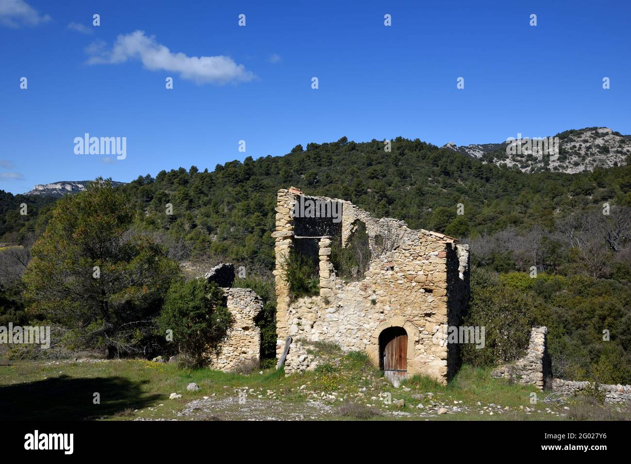 Ruined Stone House vicino a Merindol nel Parco Regionale del Luberon Vaucluse Provenza Francia Foto Stock