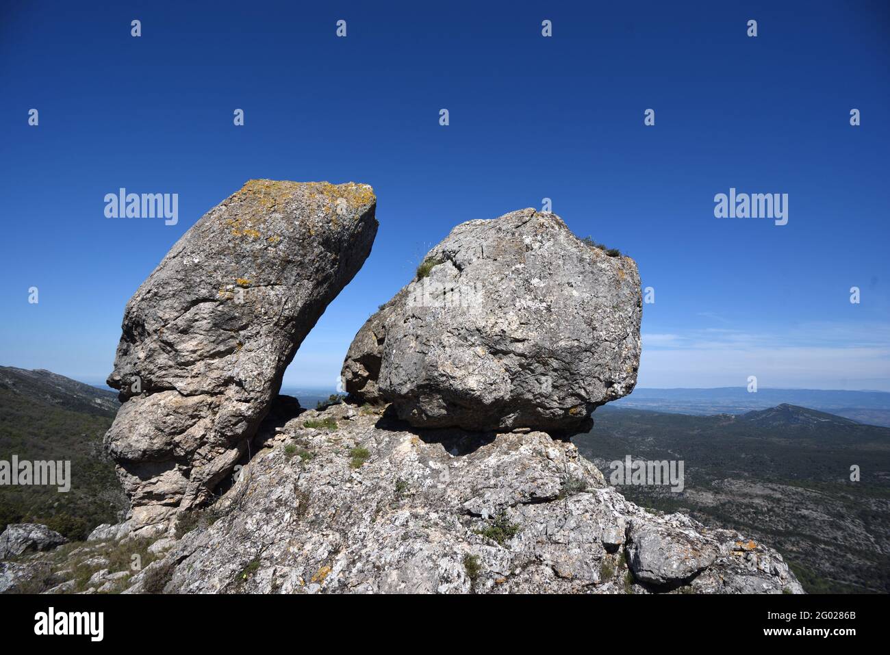 Rocce bilanciate o formazioni rocciose sul Pic des Mouches All'estremità orientale della montagna Sainte-Victoire Ridge Provence Francia Foto Stock