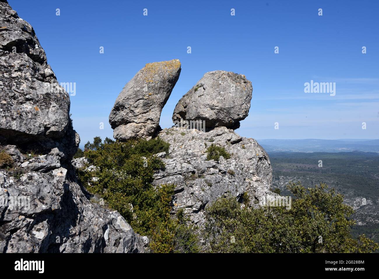Rocce bilanciate o formazioni rocciose sul Pic des Mouches All'estremità orientale della montagna Sainte-Victoire Ridge Provence Francia Foto Stock