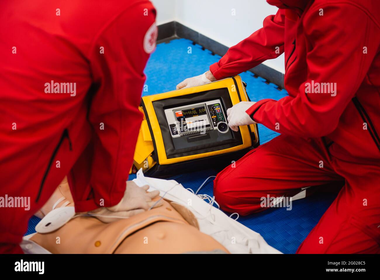 Primo soccorso per la rianimazione cardiopolmonare corso tramite defibrillatore automatico esterno dispositivo, AED. Foto Stock