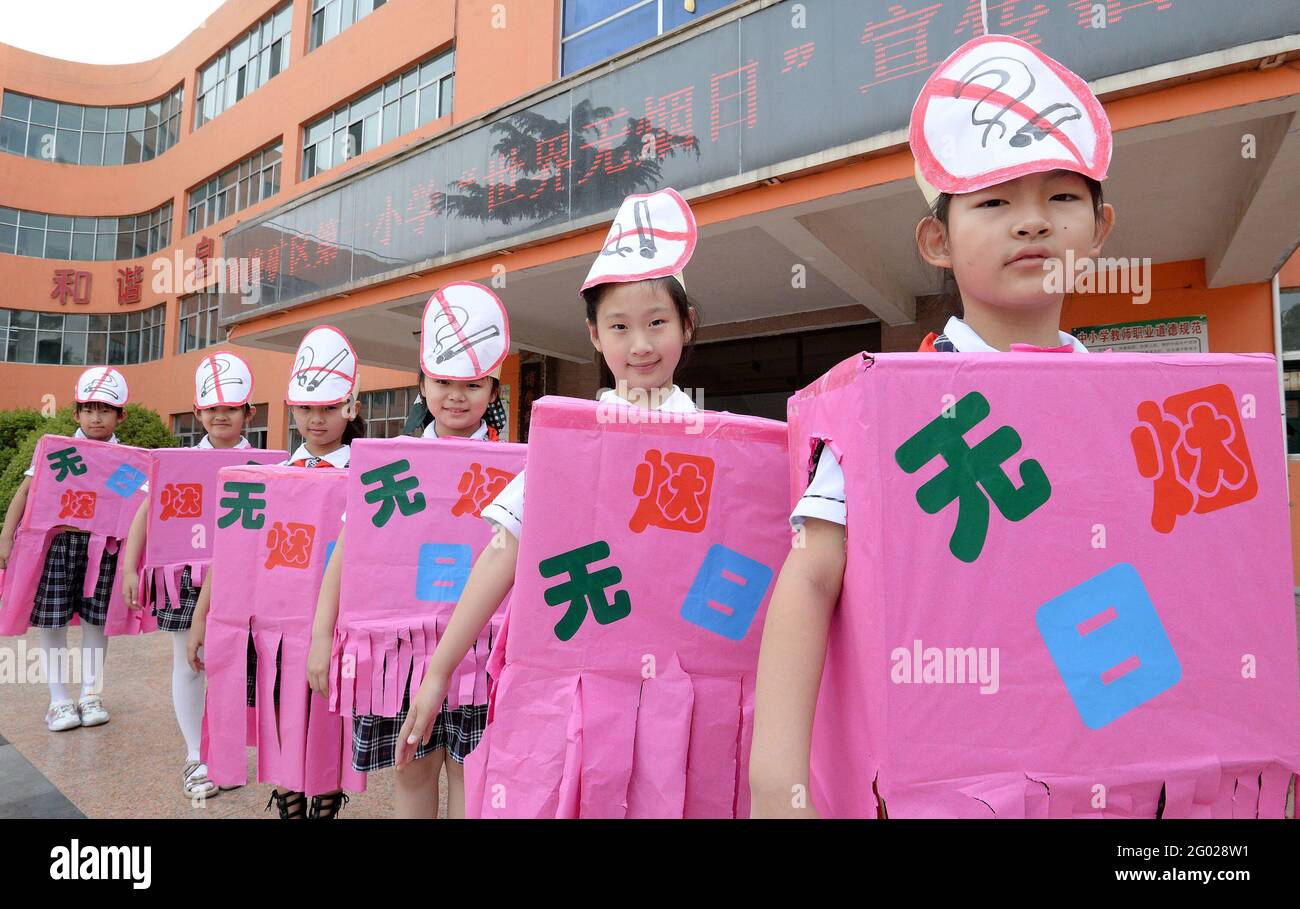 31 maggio 2021, Handan, Handan, Cina: Il 31 maggio, la scuola primaria n. 1 nel distretto minerario di Fengfeng, Handan City, provincia di Hebei, ha lanciato una campagna pubblicitaria sul tema ''proteggere i bambini, stare lontano dal tabacco, e vivere una vita sana''. Gli studenti hanno utilizzato pennelli e scatole di carta di scarto per progettare un cartello ''No Smoking'' e un ''No Smoking Day Clothing Show'', invitando le persone a stare lontano dal tabacco, creando un ambiente senza fumo per i bambini a crescere, e accogliendo la ''No Smoking Day'' il 31 maggio. ' Credit: ZUMA Press, Inc./Alamy Live News Foto Stock