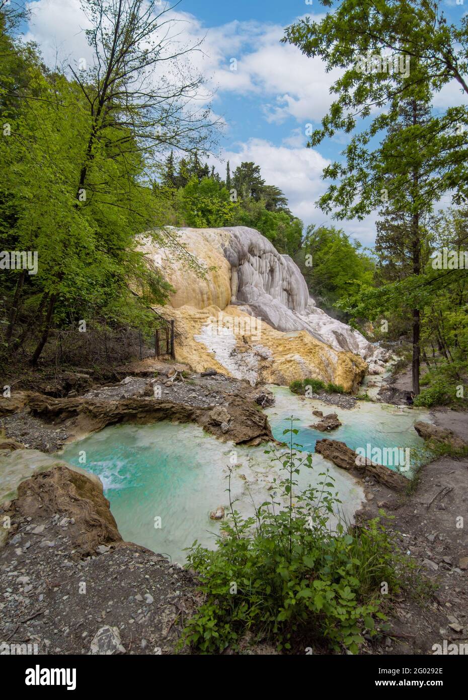 Bagni San Filippo (Italia) - in Toscana sul Monte Amiata, è una piccola  cascata calda pubblica e selvaggia con deposito di pietra bianca chiamato  Balena Bianca Foto stock - Alamy