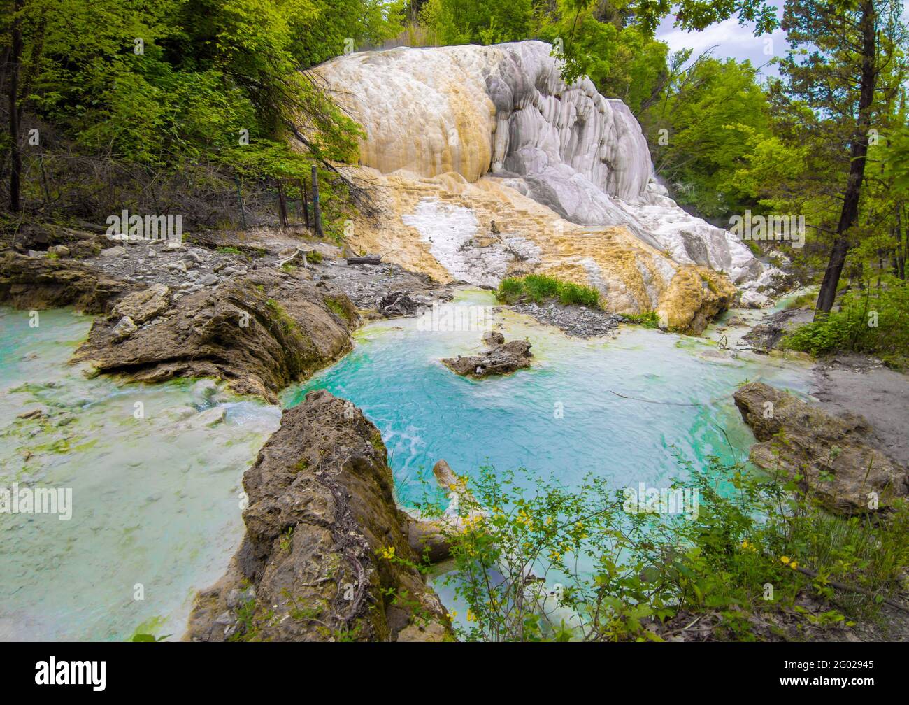 Bagni San Filippo (Italia) - in Toscana sul Monte Amiata, è una piccola cascata calda pubblica e selvaggia con deposito di pietra bianca chiamato Balena Bianca Foto Stock