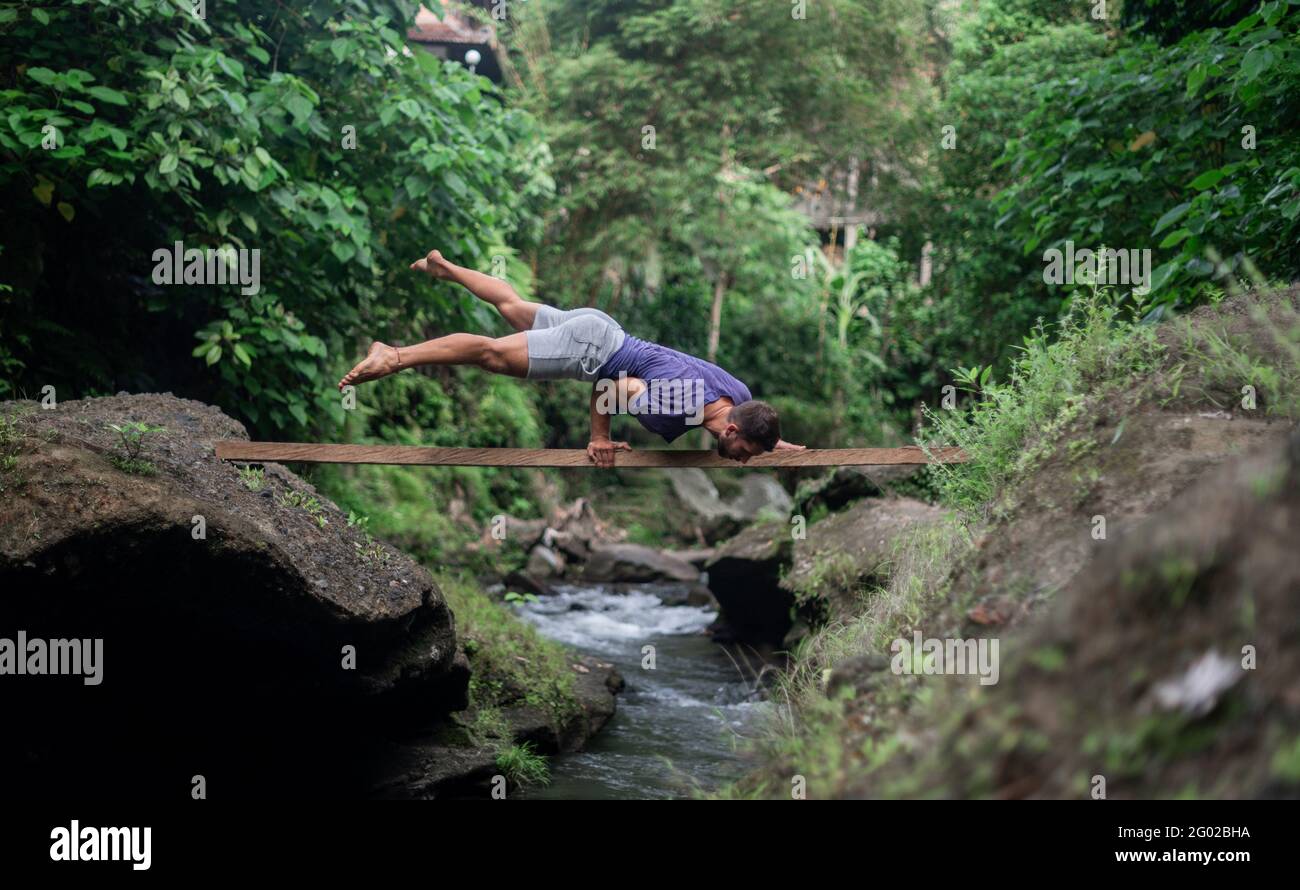 L'uomo pratica lo yoga e la meditazione all'aperto Foto Stock