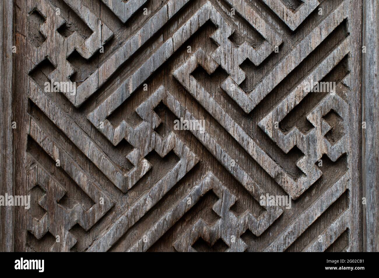 Sfondo di scultura in legno balinese. Motivi angolari grafici sulle porte. Foto Stock