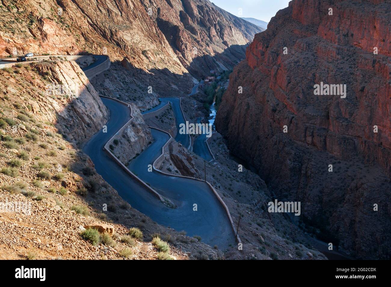 Passa la strada nella valle del Dades, strada delle Kasbah nel sud del Marocco, Africa. Foto Stock