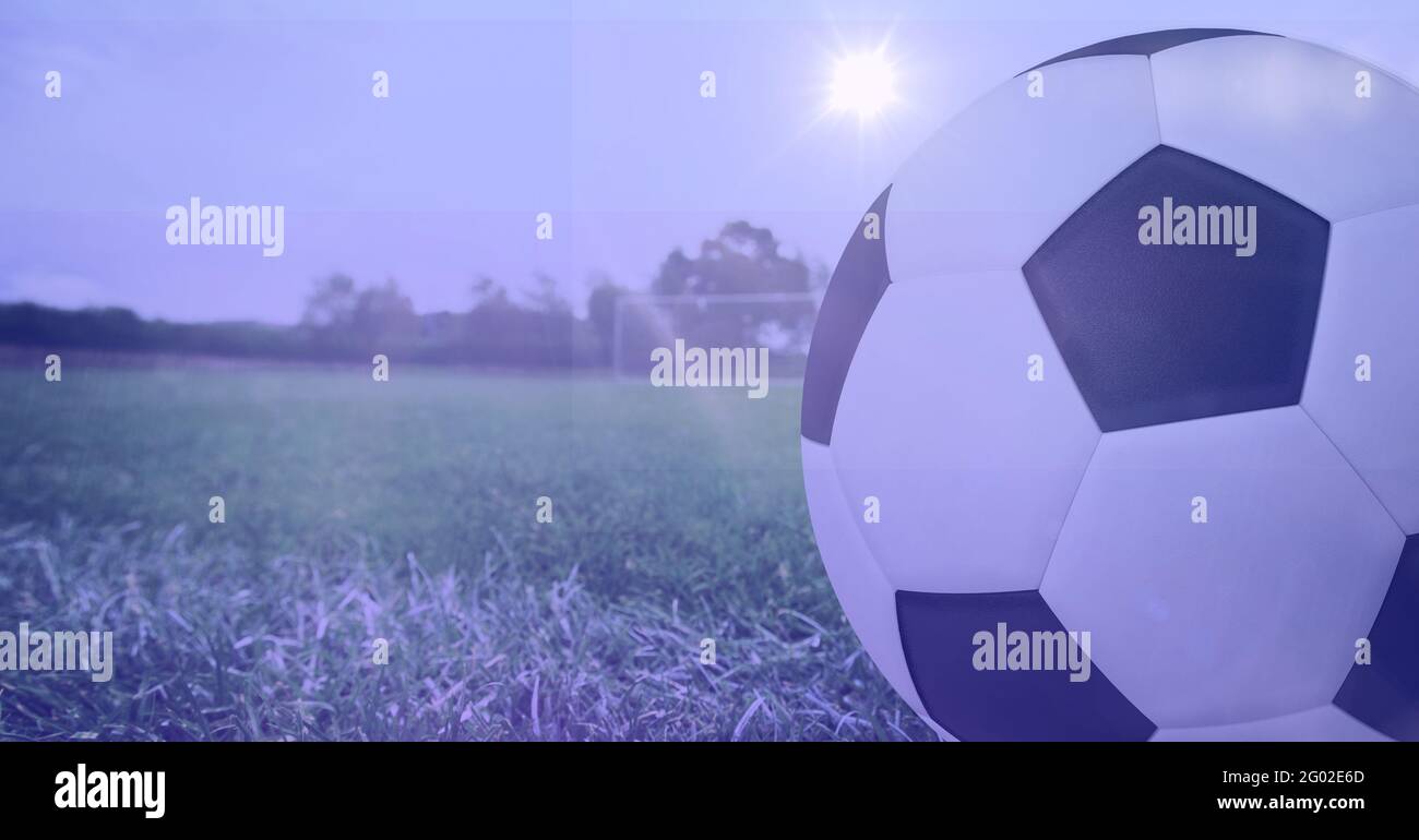 Composizione del calcio sulla linea bianca sul campo d'erba Foto Stock