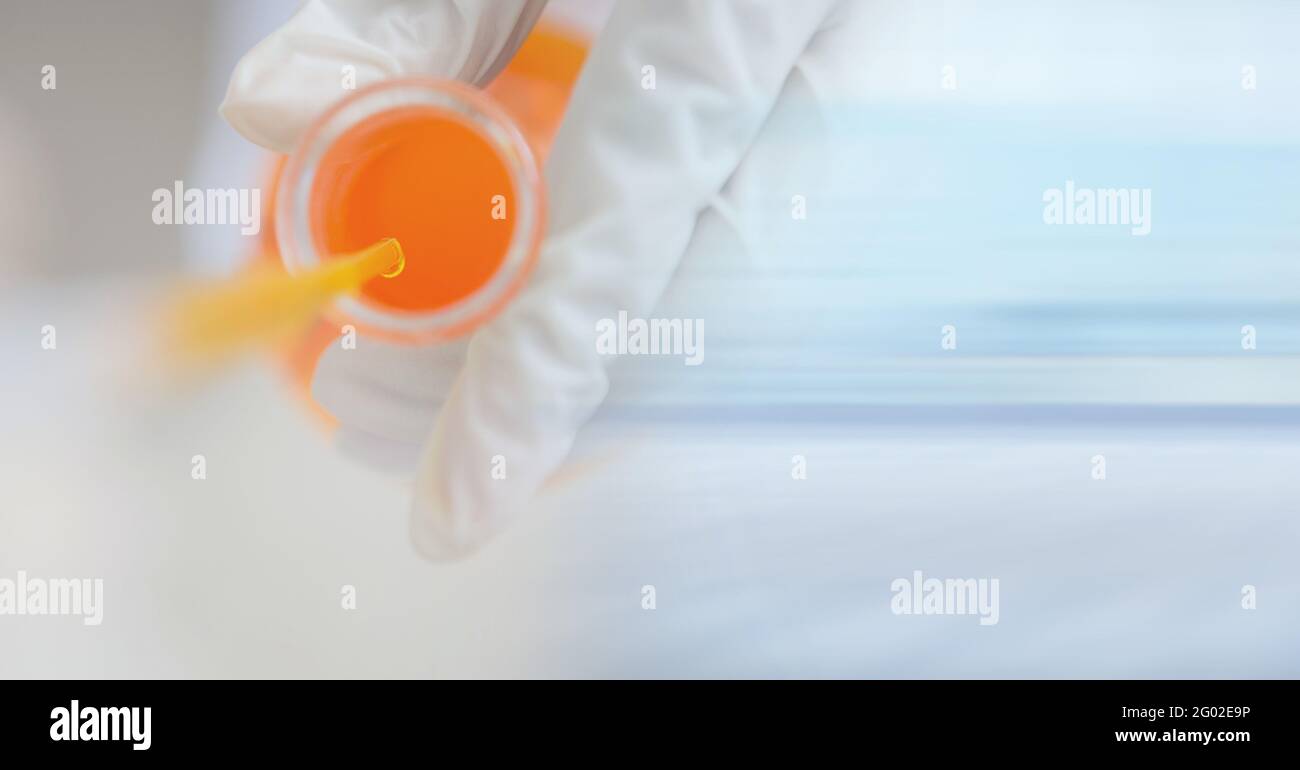 Composizione del piatto da presa dello scienziato con liquido arancione con spazio di copia Foto Stock