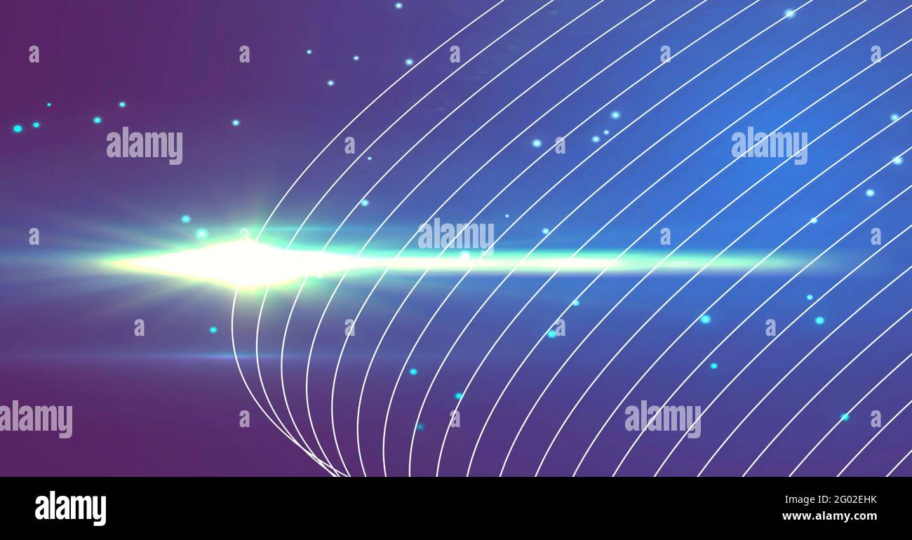 Composizione dell'energia luminosa bianca su curve parallele e punti luminosi su sfondo viola Foto Stock