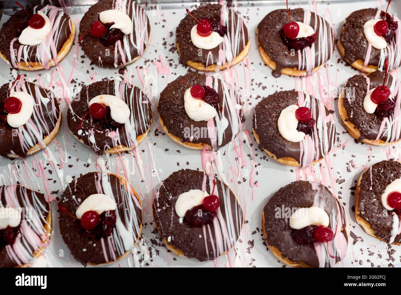 Primo piano di gustose ciambelle pronte per il trasporto alla pasticceria Foto Stock