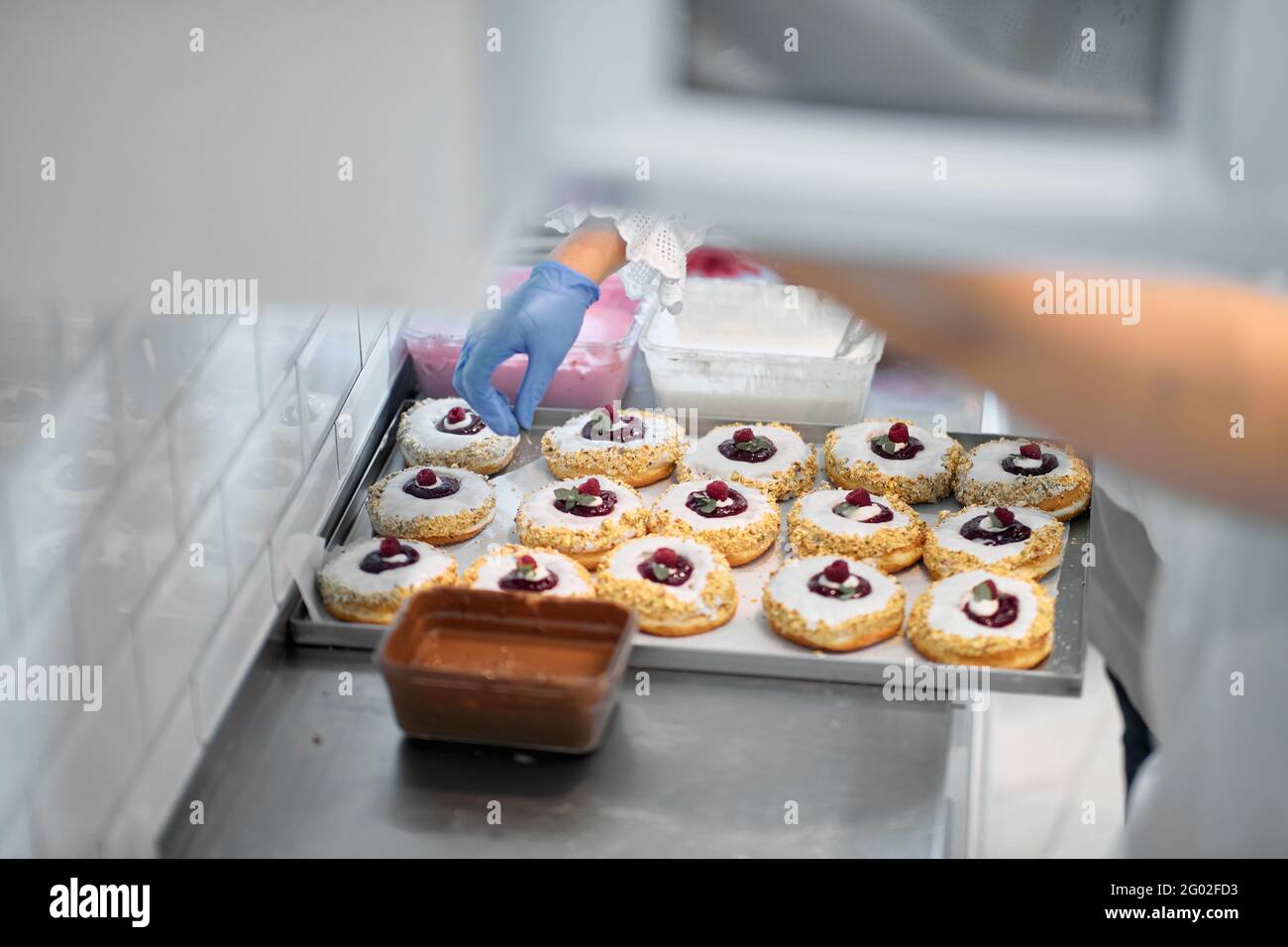 Closeup di ciambelle pronte per il trasporto alla pasticceria Foto Stock