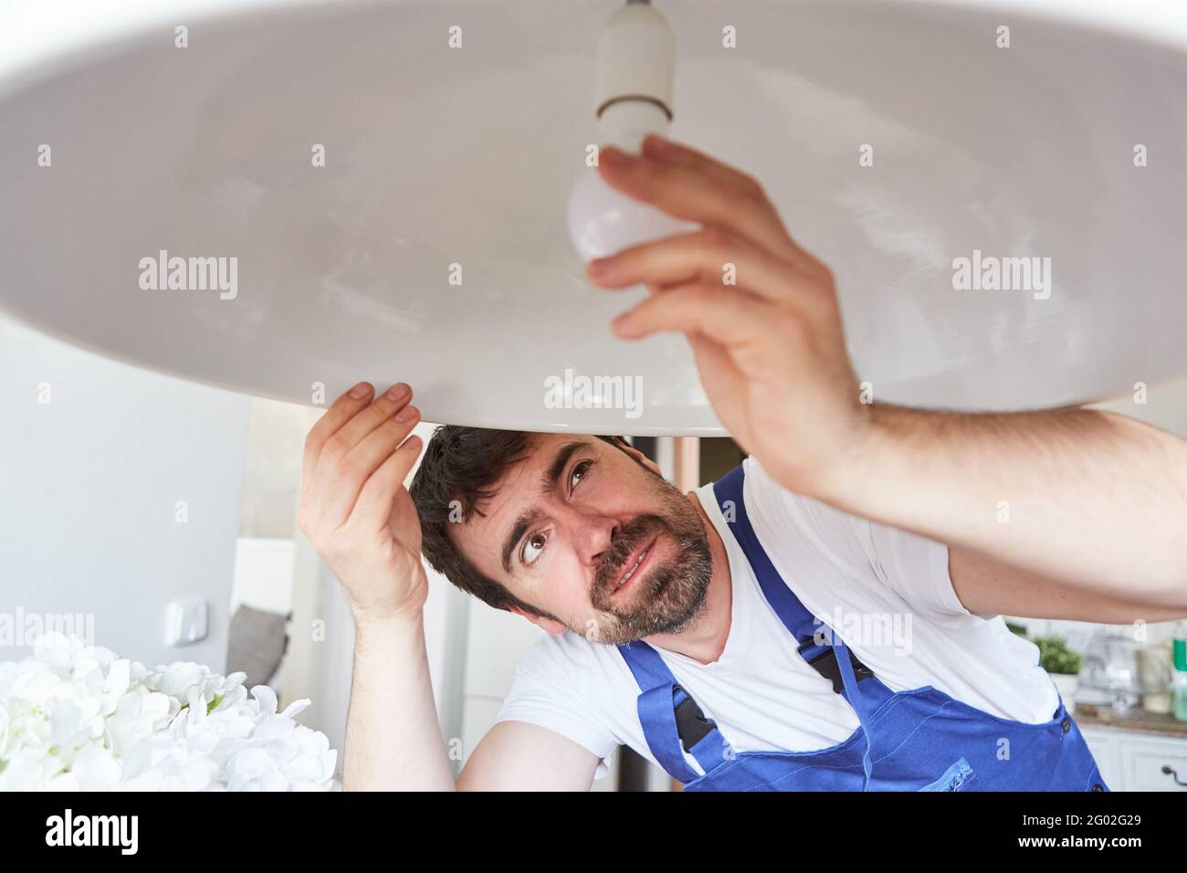 Fai-da-te-selfs cambiare le lampadine LED nelle lampade da soffitto per risparmiare energia Foto Stock