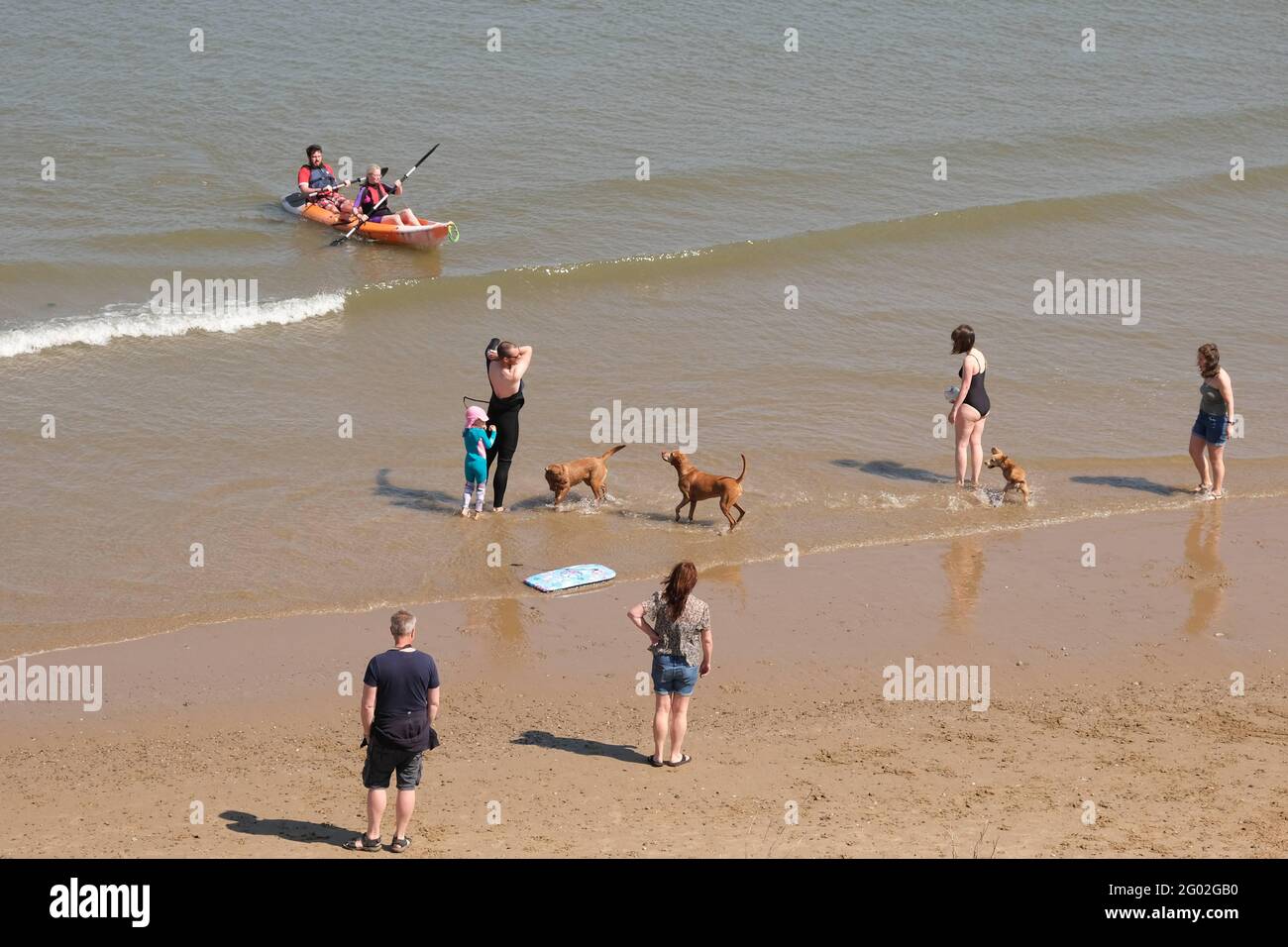 Gower, Swansea, Regno Unito. 31 maggio 2021. Tempo nel Regno Unito: Caldo e soleggiato sulla spiaggia di Broughton sulla penisola di Gower. I visitatori delle vacanze in banca hanno riempito i campeggi e i parchi di roulotte di Gower sulla costa gallese. Credit: Gareth Llewelyn/Alamy Live News Foto Stock