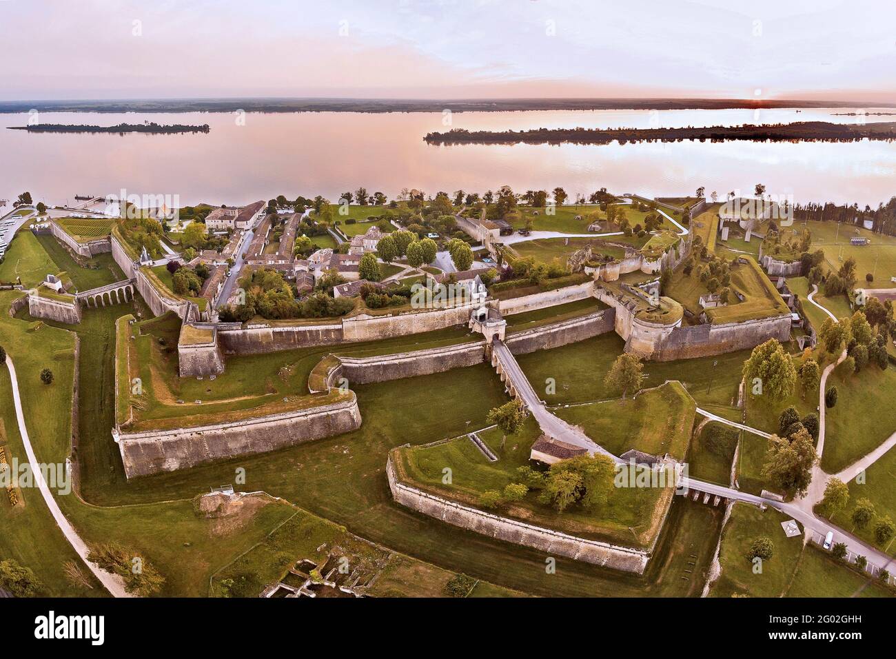 FRANCIA - GIRONDE - 33 - BLAYE: VISTA PANORAMICA DELLA CITTADELLA DA EST. IN PRIMO PIANO, LA PORTA REALE. A SINISTRA, IL COUVENT DES MINIMES. NEL CAMPO B Foto Stock